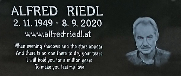 The tombstone of Alfred Riedl